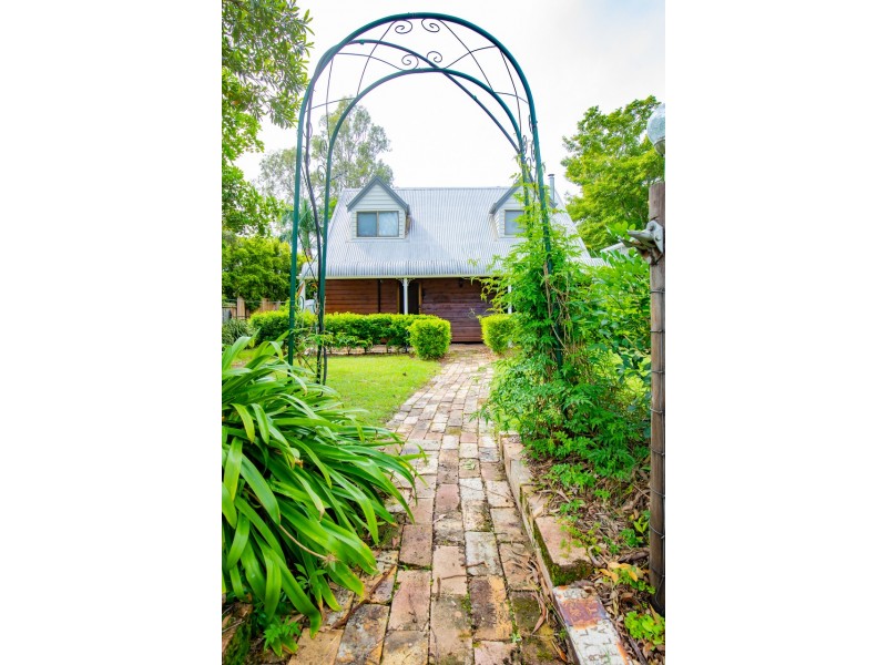 8 Minaji Court, Karana Downs QLD 4306