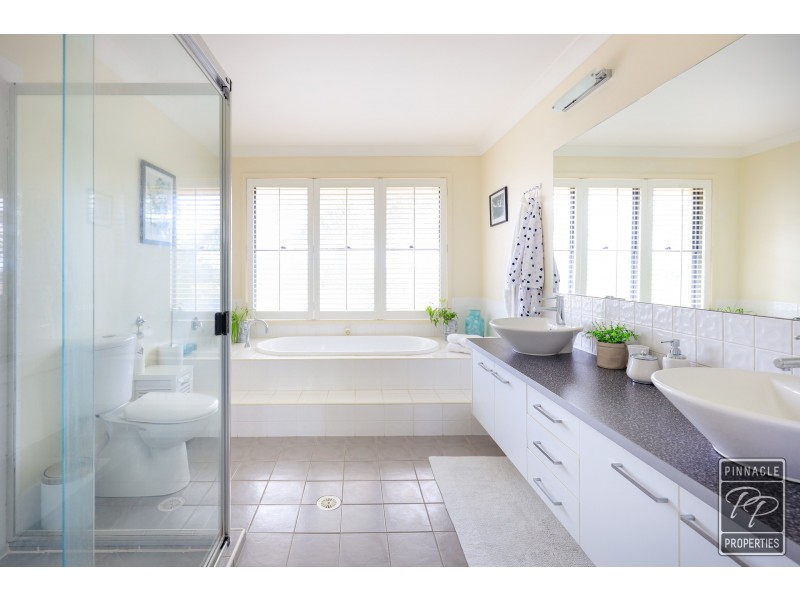 34 Rise Place, Moggill QLD 4070