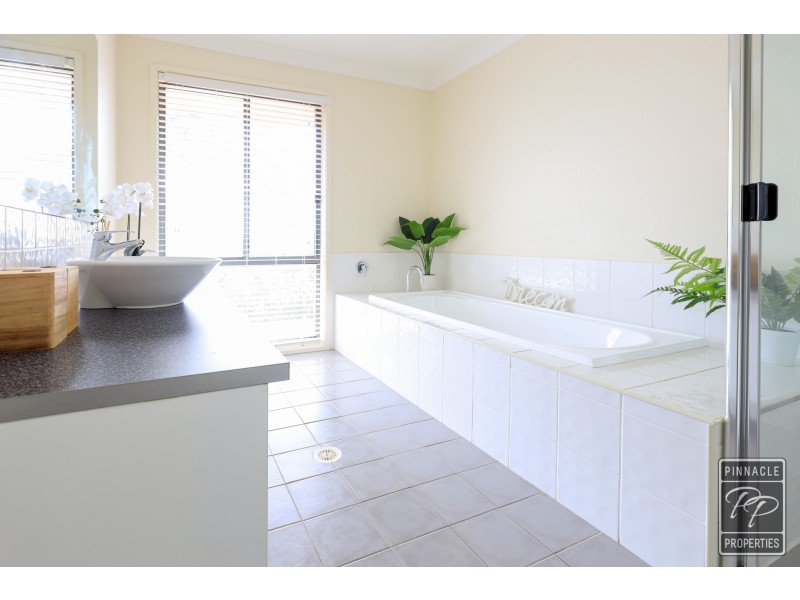 34 Rise Place, Moggill QLD 4070