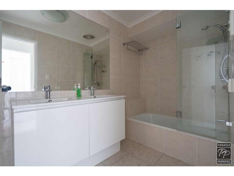 2 Lyndora Close, Riverhills QLD 4074