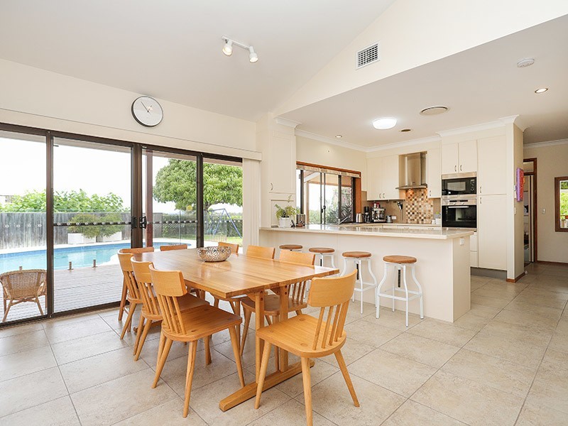 5 Emerald Court, Kenmore QLD 4069
