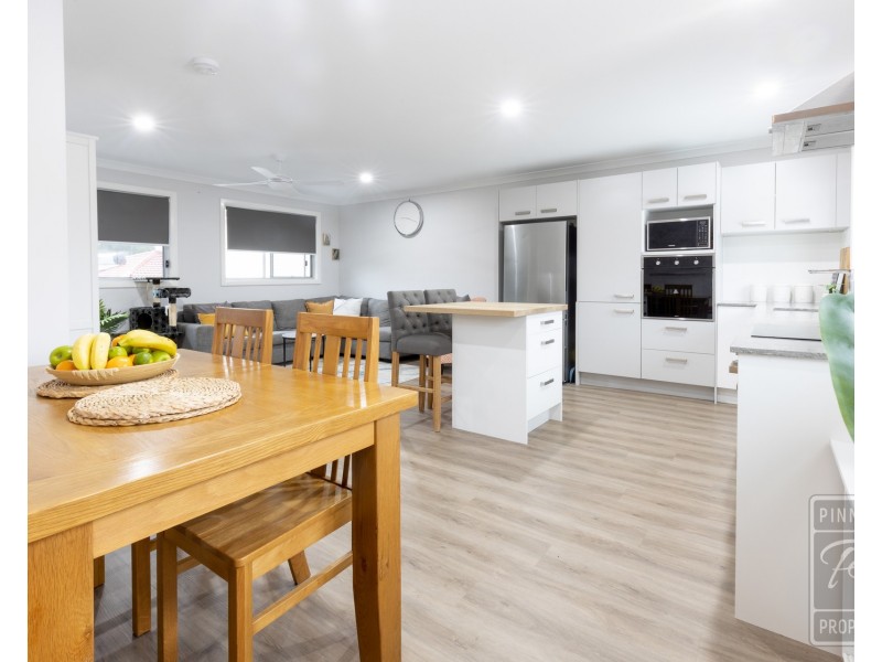 4 Compass Close, Jamboree Heights QLD 4074