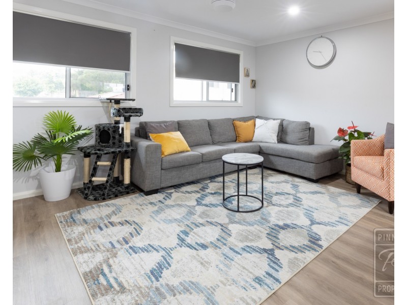 4 Compass Close, Jamboree Heights QLD 4074
