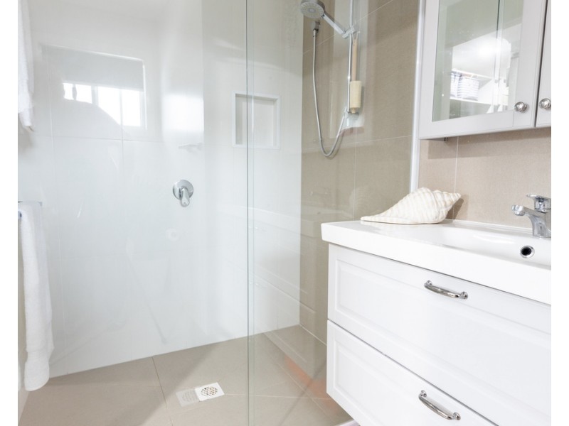 4 Compass Close, Jamboree Heights QLD 4074