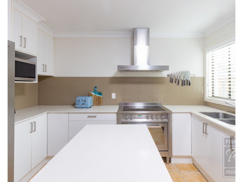 4 Compass Close, Jamboree Heights QLD 4074
