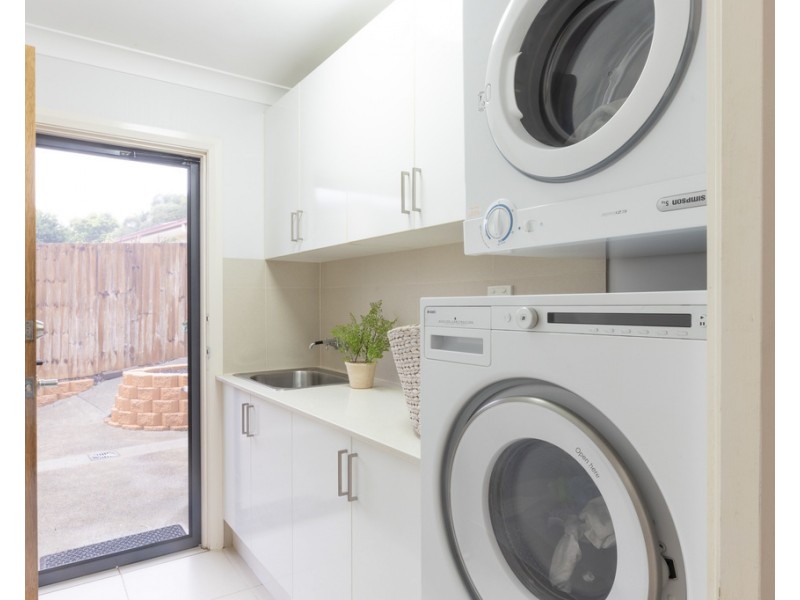4 Compass Close, Jamboree Heights QLD 4074