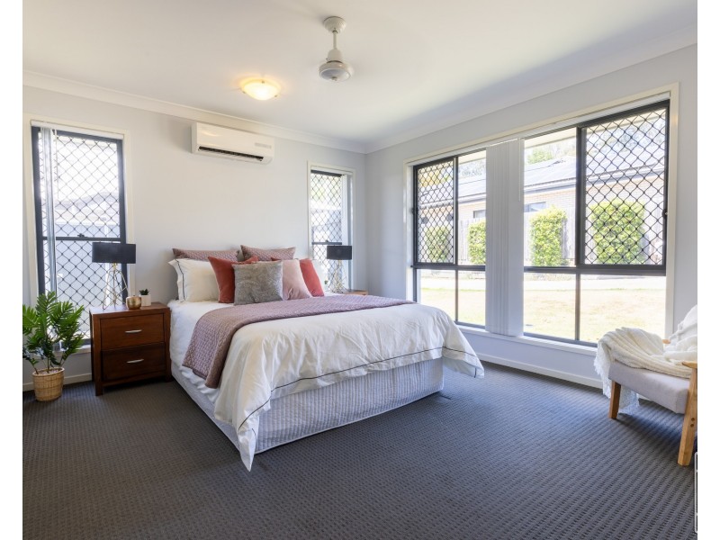 11 Fun Close, Bridgeman Downs QLD 4035