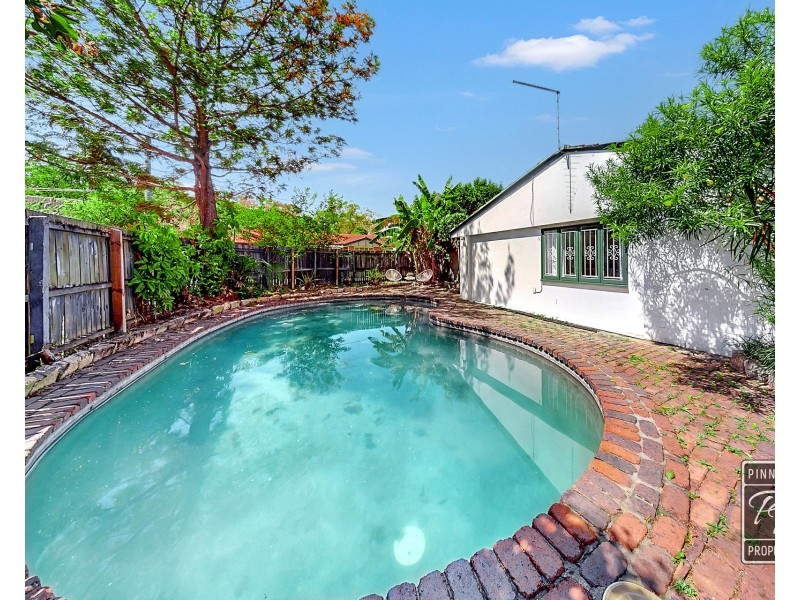 85 Kilkivan Avenue, Kenmore QLD 4069