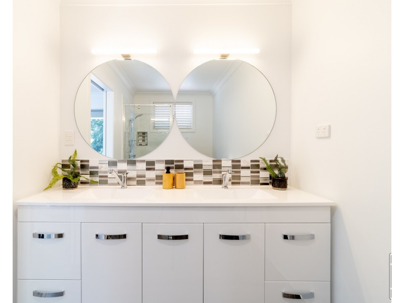 2 Lois Street, Kenmore QLD 4069