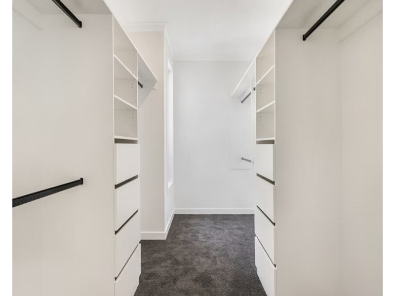 11 Auburn Terrace, Indooroopilly QLD 4068