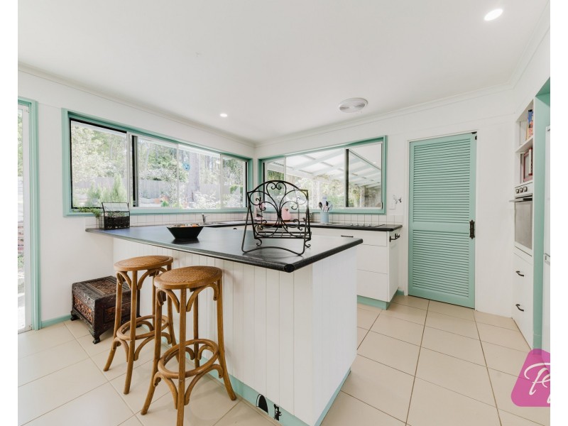 8 Azure Court, Bellbowrie QLD 4070
