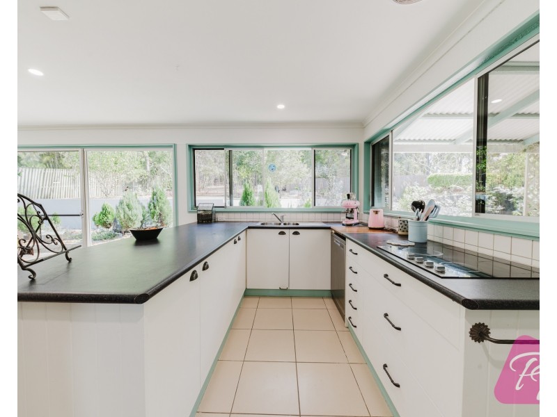 8 Azure Court, Bellbowrie QLD 4070