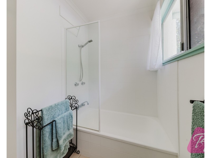 8 Azure Court, Bellbowrie QLD 4070