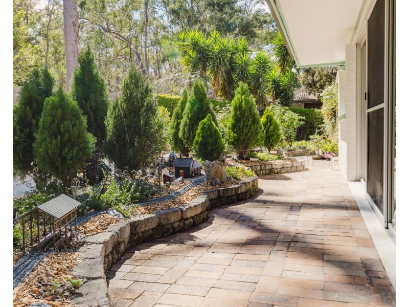 8 Azure Court, Bellbowrie QLD 4070