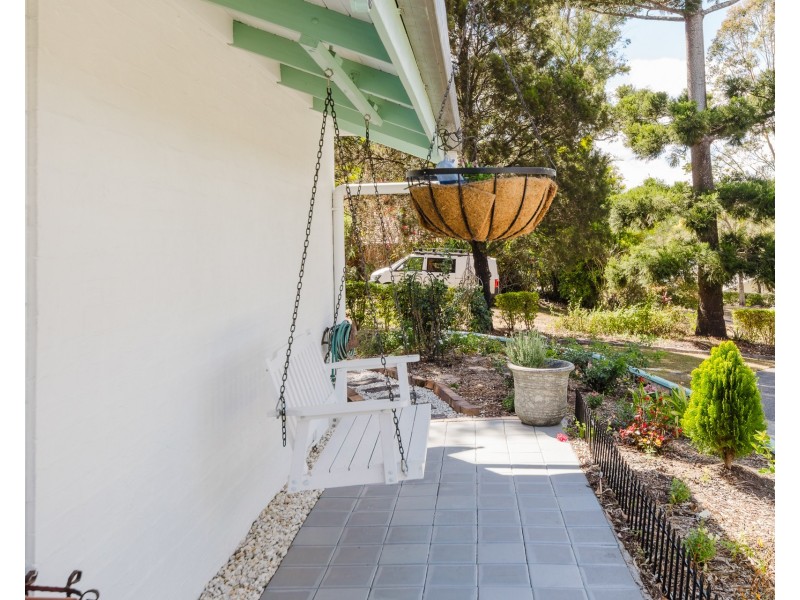 8 Azure Court, Bellbowrie QLD 4070