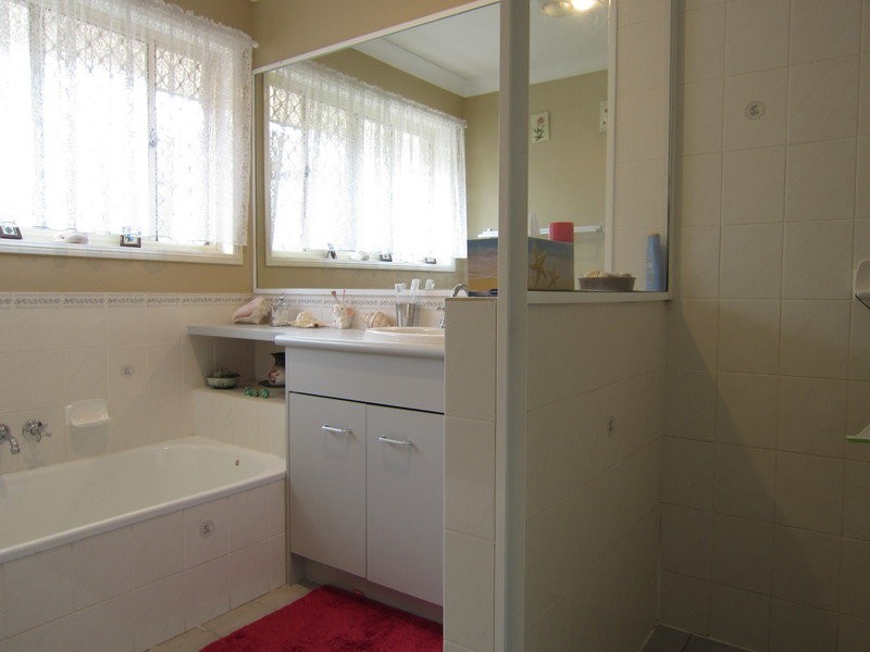 3 Lakewood Court, Flinders View QLD 4305