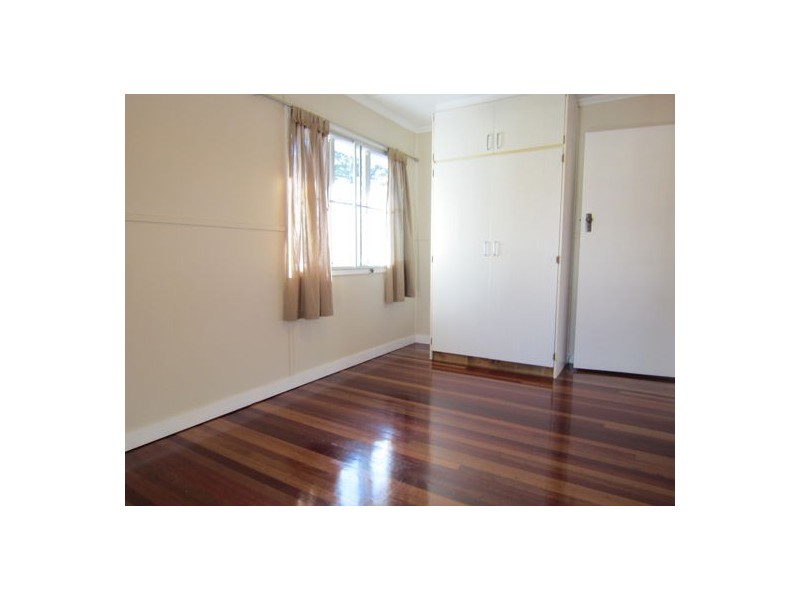 32 Larsen Street, Leichhardt QLD 4305