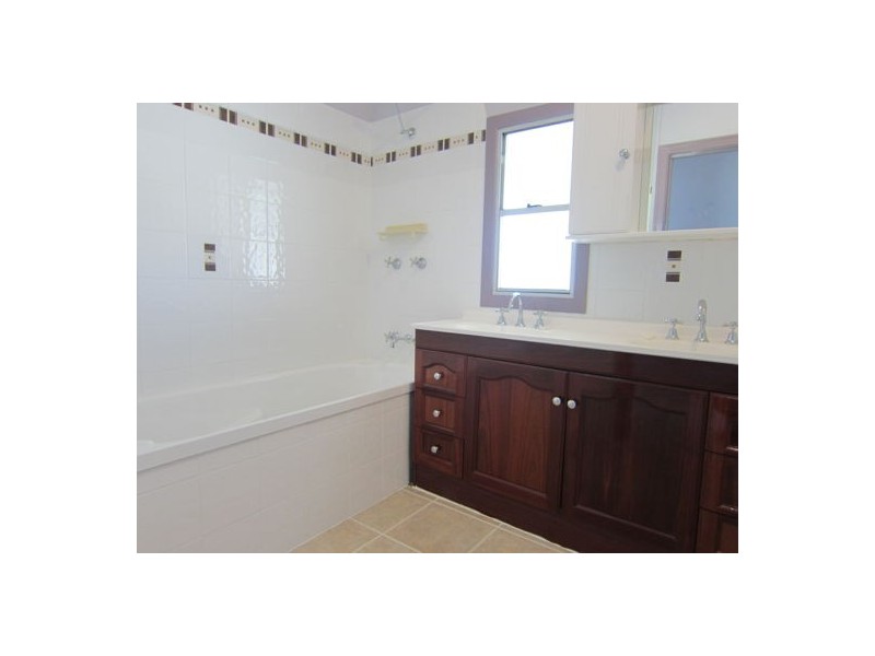 68 Blackstone Road, Newtown QLD 4305