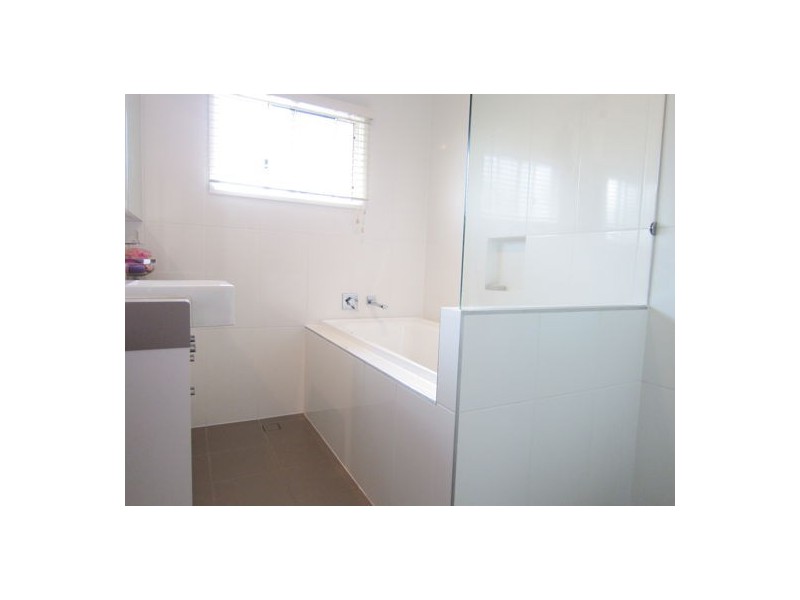 25 Raceview Street, Eastern Heights QLD 4305