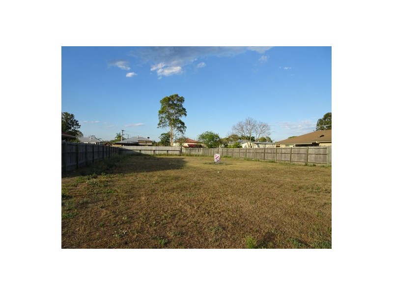 8 Bray Street, Lowood QLD 4311
