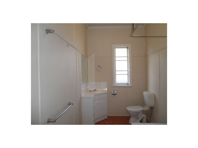 27 Denman Street, Leichhardt QLD 4305