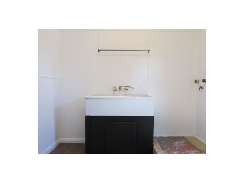 24 Samford Road, Leichhardt QLD 4305