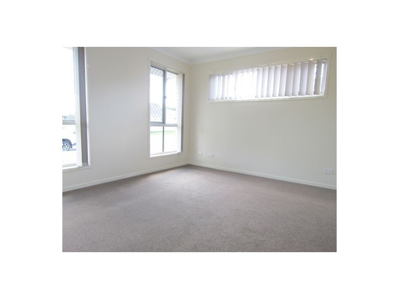 8 Jack Conway Street, One Mile QLD 4305