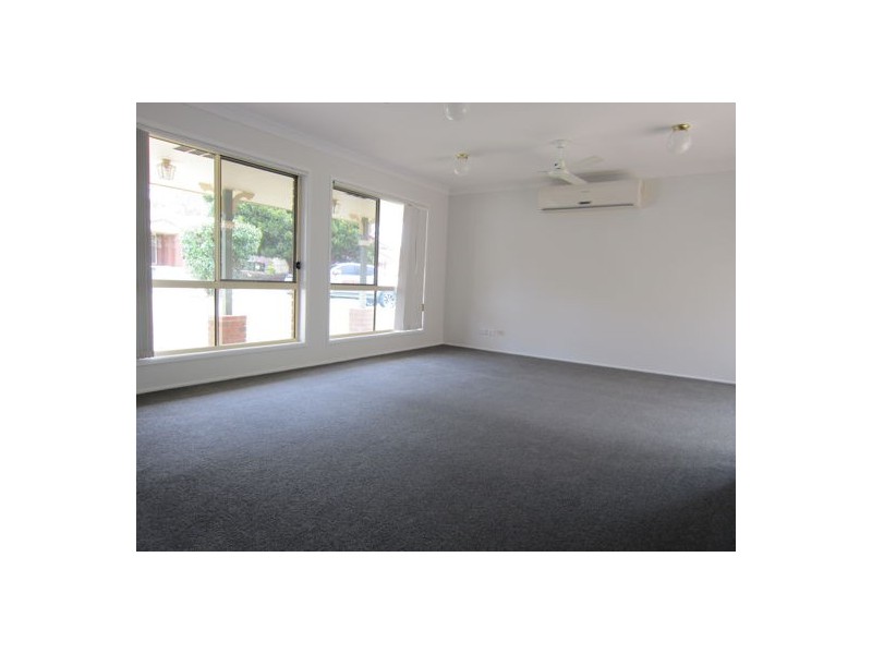 8 Dianthus Place, Flinders View QLD 4305