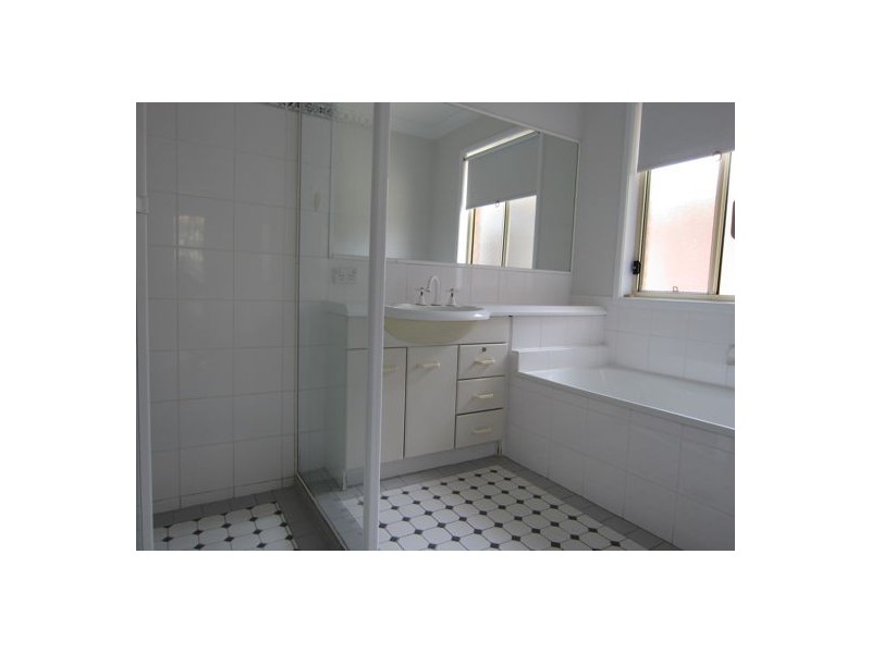 8 Dianthus Place, Flinders View QLD 4305