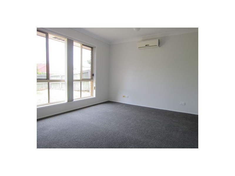 8 Dianthus Place, Flinders View QLD 4305