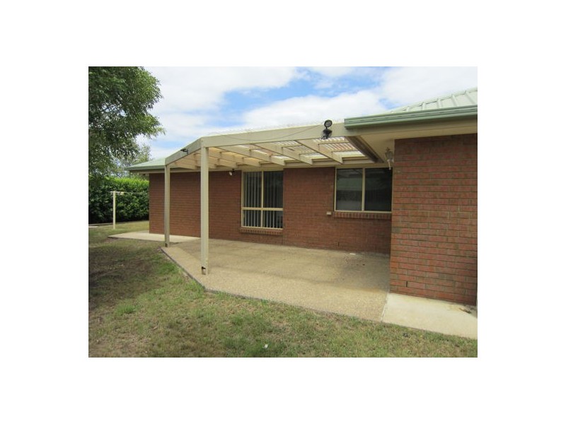 8 Dianthus Place, Flinders View QLD 4305