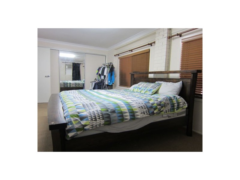 4 Cornwall Street, Eastern Heights QLD 4305