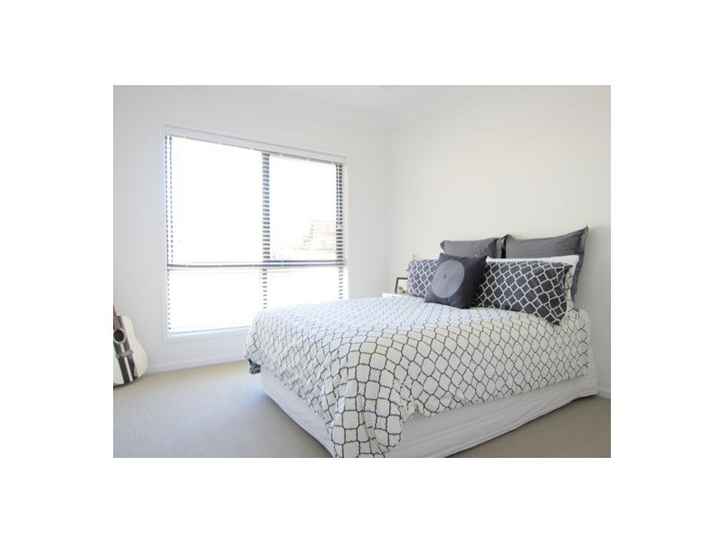 8 Aden Place, Deebing Heights QLD 4306