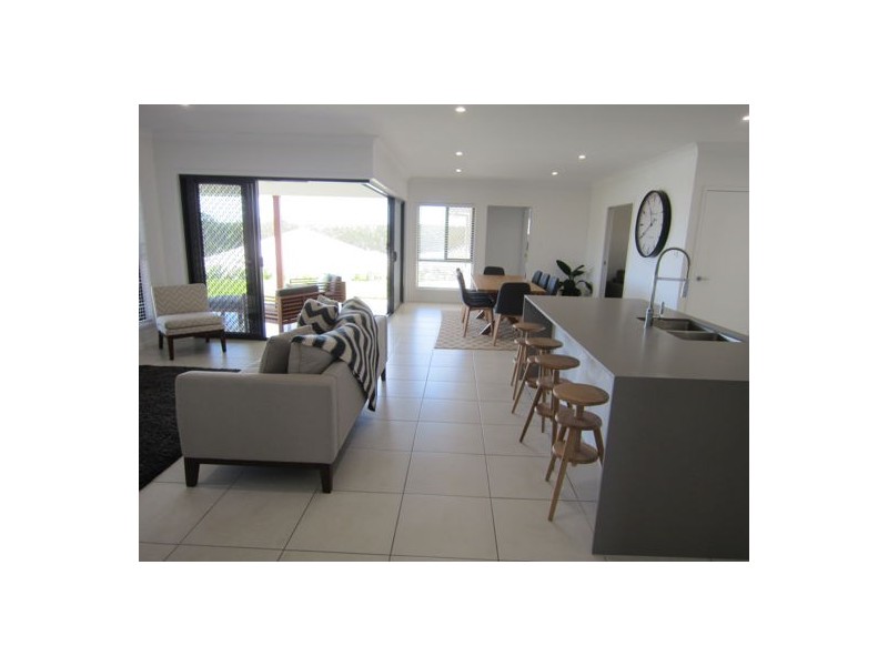 8 Aden Place, Deebing Heights QLD 4306