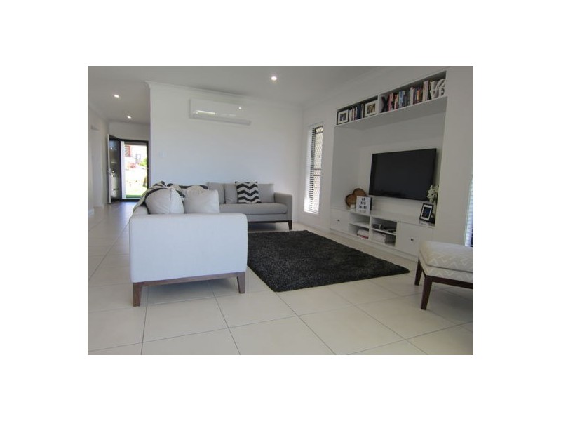 8 Aden Place, Deebing Heights QLD 4306