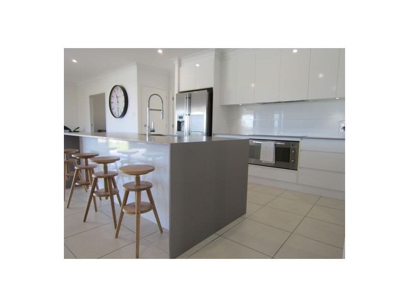 8 Aden Place, Deebing Heights QLD 4306