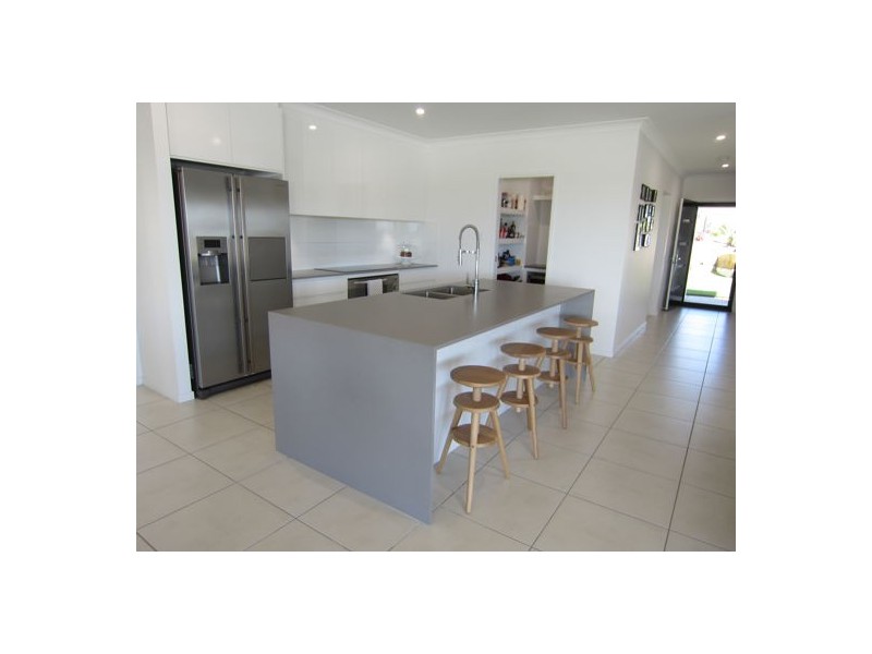 8 Aden Place, Deebing Heights QLD 4306