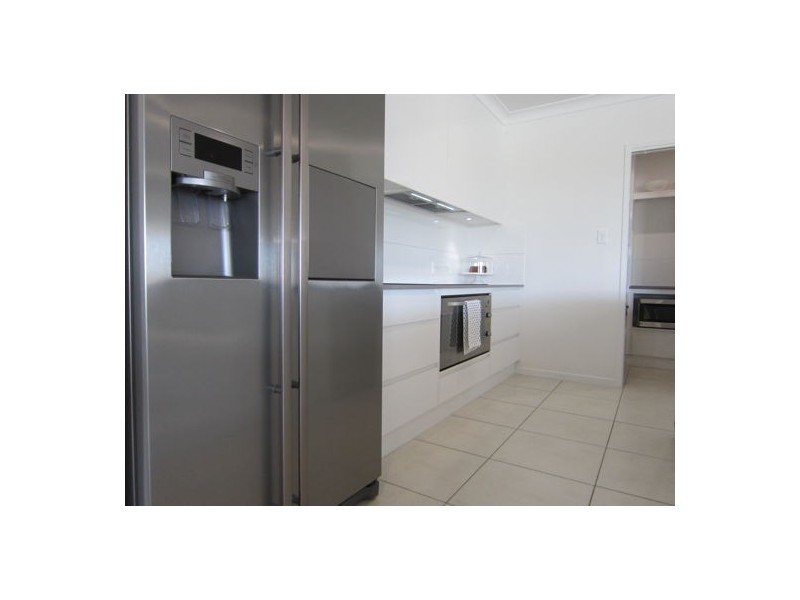 8 Aden Place, Deebing Heights QLD 4306