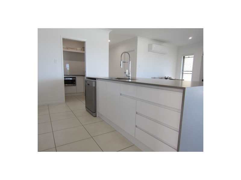 8 Aden Place, Deebing Heights QLD 4306