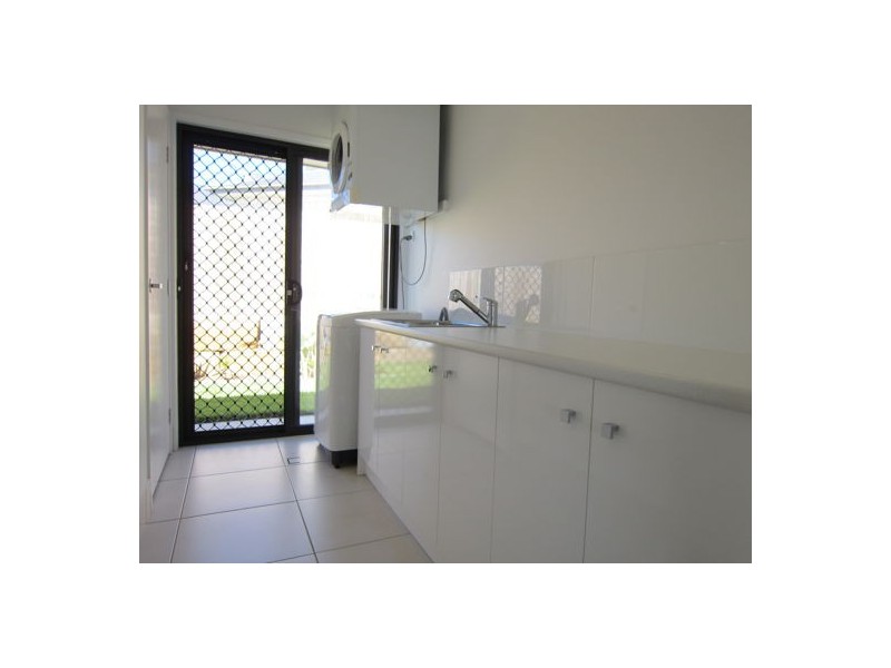 8 Aden Place, Deebing Heights QLD 4306