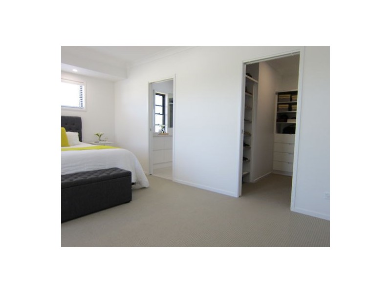 8 Aden Place, Deebing Heights QLD 4306