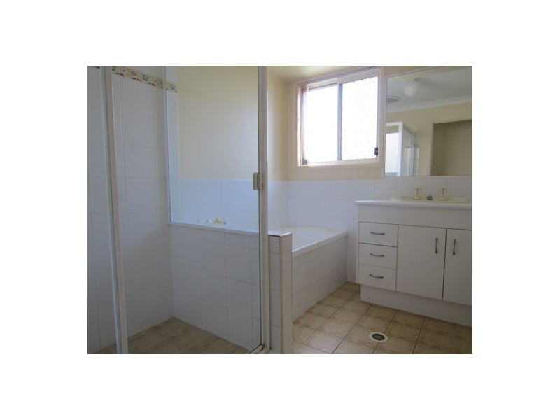 18 Kathleen Place, Yamanto QLD 4305