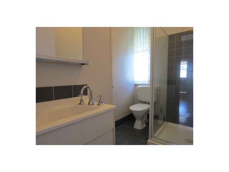 6 Woodford St, One Mile QLD 4305