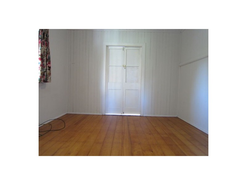 6 Woodford St, One Mile QLD 4305