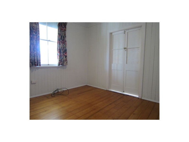 6 Woodford St, One Mile QLD 4305