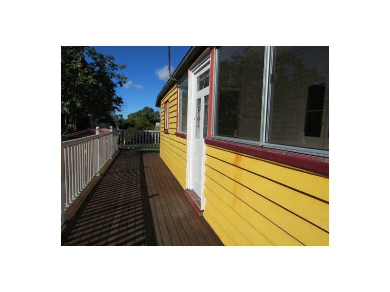 6 Woodford St, One Mile QLD 4305