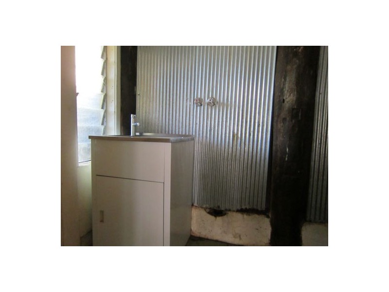 6 Woodford St, One Mile QLD 4305