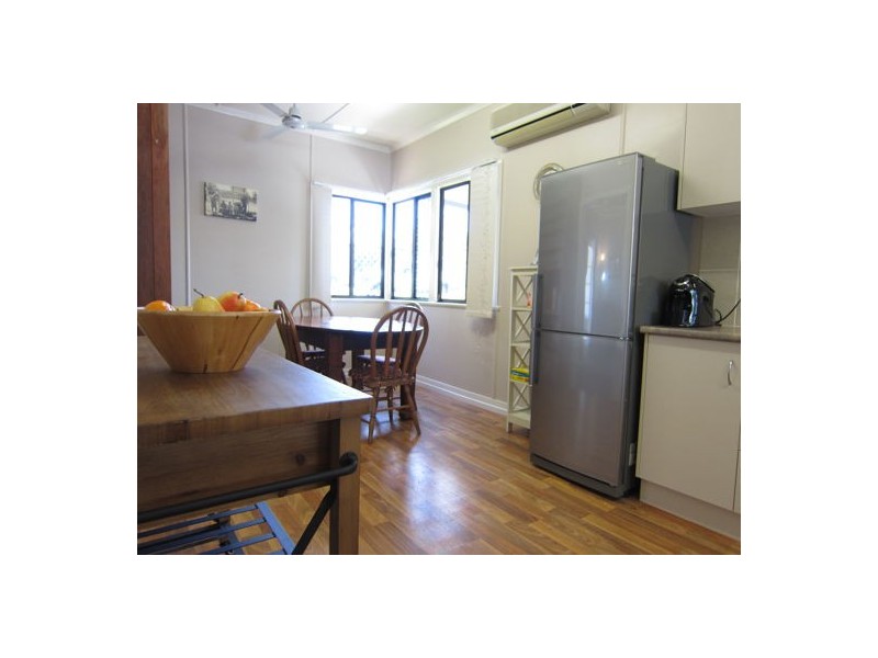 10 Church Street, Silkstone QLD 4304