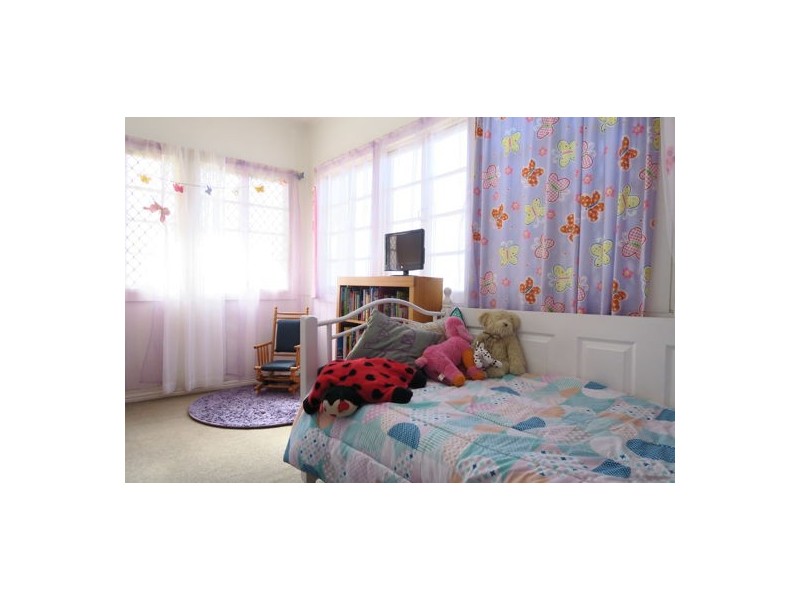 15 Hayes Street, Raceview QLD 4305