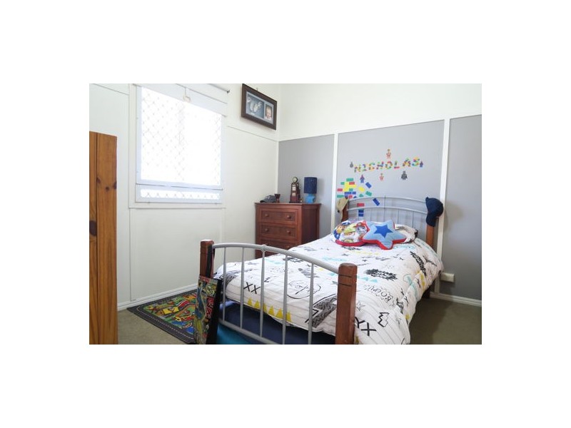 15 Hayes Street, Raceview QLD 4305